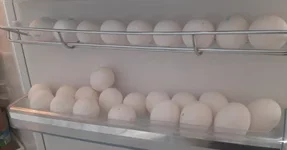 Яйца и молоко нельзя хранить в дверце холодильника.webp