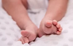 Женщина родила, стоя у регистратуры медцентра в Якутии..webp