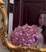 Москвич почти год ухаживал за девушкой, отправлял ей огромные букеты.webp