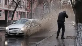 Облившему пешехода из лужи водителю грозит штраф и даже лишение свободы.webp