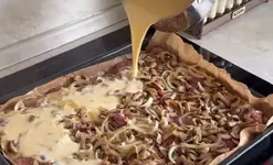 На противень выложите мясо, сверху разместите нарезанные лук, шампиньоны и помидоры. Полейте ...webp