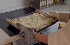 Запекайте в разогретой до 180°C духовке около 40 минут. Затем посыпьте тертым сыром и продолж...webp