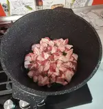 В расколённое масло ложим мясо.webp