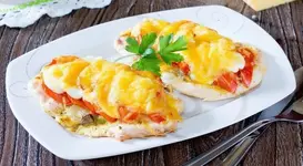 Куриное филе с пoмидoрами и сырoм.webp