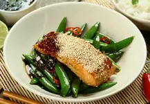 Лосось на пару с соусом терияки и стручковым горошком.webp