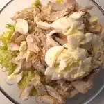 Салат с курицей и капустой.webp