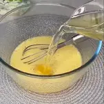 Добавьте растительное масло и молоко, тщательно перемешайте до однородности..webp