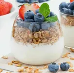 Йогурт с хрустящим гранолой и свежими фруктами.webp