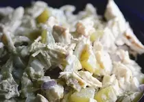Салат с курицей, грибами и солёными огурцами.webp