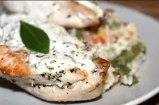 Запеченная куриная грудка с йогуртом и чесноком.webp