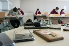 Запрет на смартфоны в школах поддерживает абсолютное большинство родителей.webp