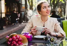 На сайтах знакомств появились букетчицы.webp
