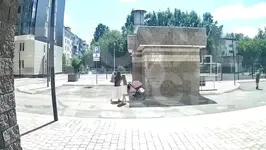В Уфе женщина пыталась выхватить ребёнка из коляски и преследовала мать до закрытого ЖК.webp