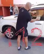 В Хабаровске неравнодушный прохожий спас младенца, запертого в душной машине.webp