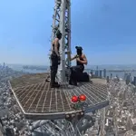 Парень с девушкой залезли на Empire State Building, и экстремал сделал там предложение.webp
