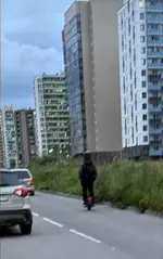 Маньяк-жопохват на моноколесе орудует в питерском Мурино.webp