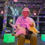 Японский дедушка завирусился в соцсетях благодаря своим кошкам, с которыми он фоткается в жив...webp