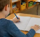 Нейросети официально пришли в российские школы.webp